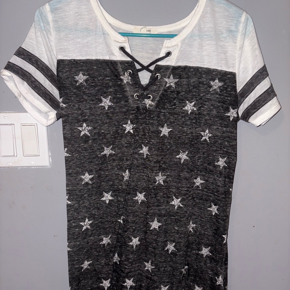 Maurices T Shirt Womens M Gray White Stars All Over Short Sleeve Lace Up V Neck